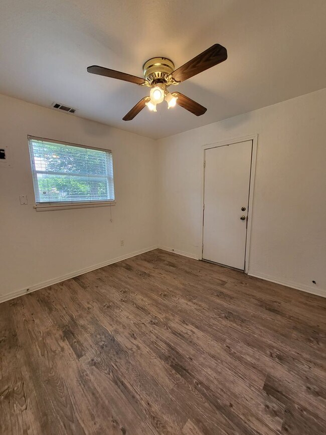 Building Photo - (3) Bed/(1) Bath w/ Carport Available NOW!