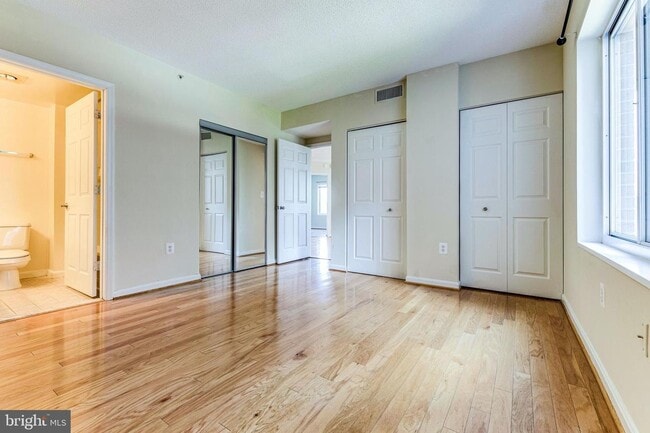 Building Photo - This contemporary, sun-drenched condo is perfect for you!