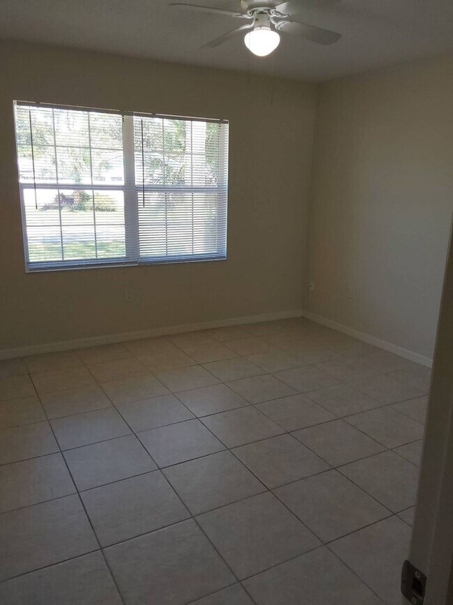 Building Photo - Beautiful 3 Bedroom + Den, 2 Bathroom Home...