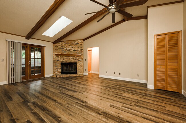 Building Photo - 1523 Poplar Dr