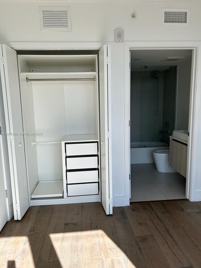 Building Photo - 13800 Highland Dr