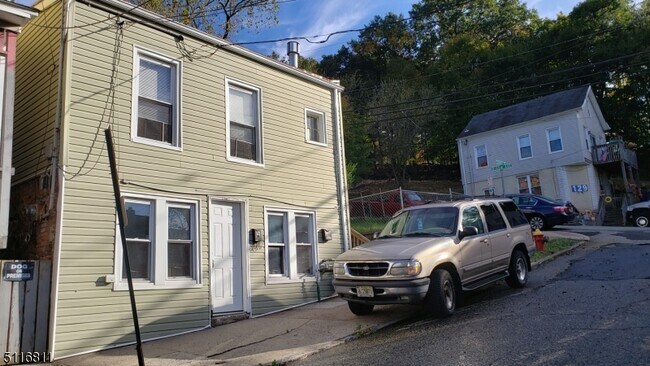 Building Photo - 121 Turner St