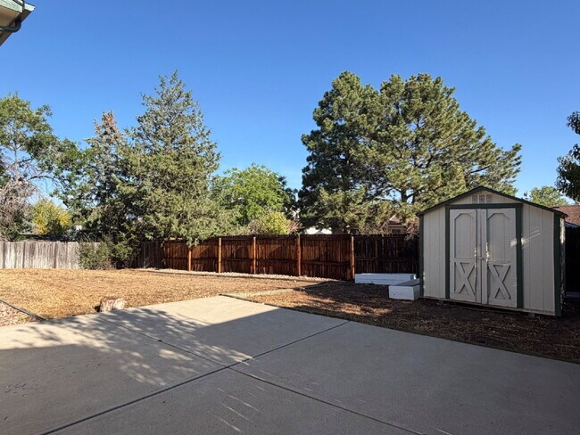 Building Photo - Spacious 4 bedroom, 3 bathroom home in the heart of Aurora is ready for immediate move in! Conven...
