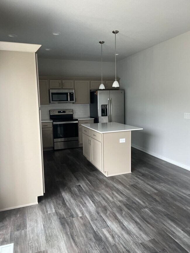 Building Photo - FREE RENT SPECIAL!  3 bedroom 3 bathroom S...