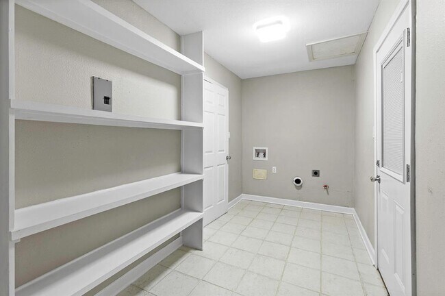 Building Photo - 2701 Peach Tree Ln