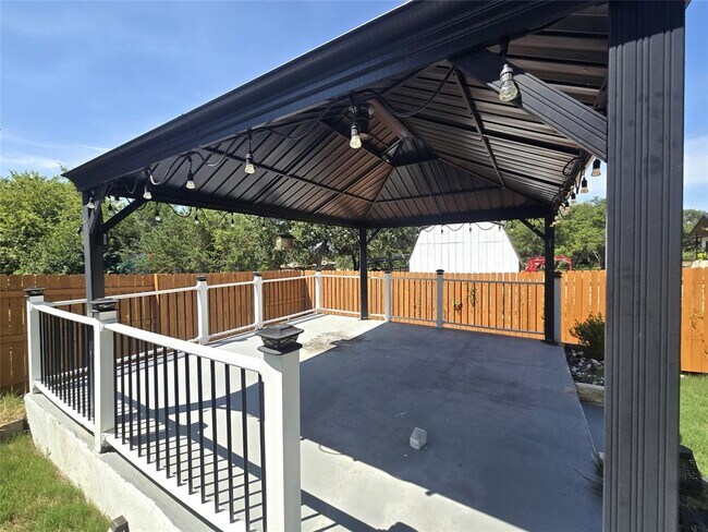 Building Photo - 340 Cross Timbers Dr