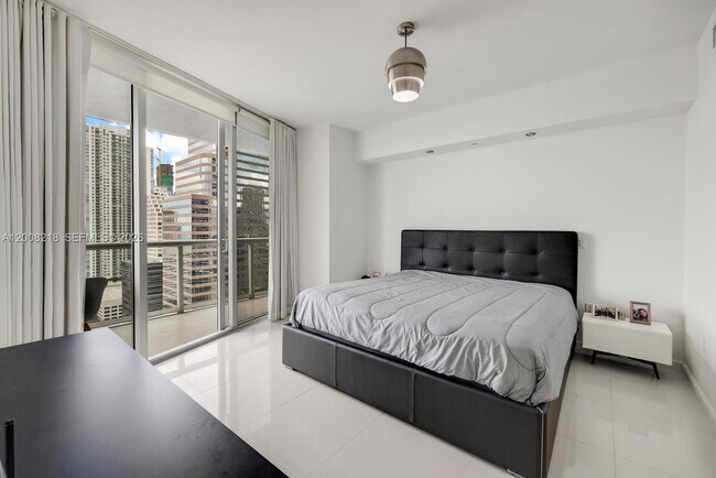 Building Photo - 495 Brickell Ave