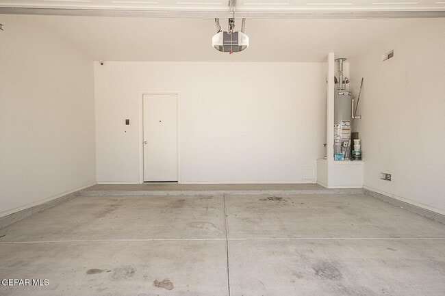 Building Photo - 3705 Loma Dante