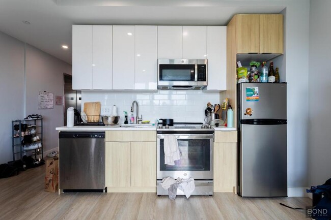 Building Photo - 3 bedroom in Queens NY 11102