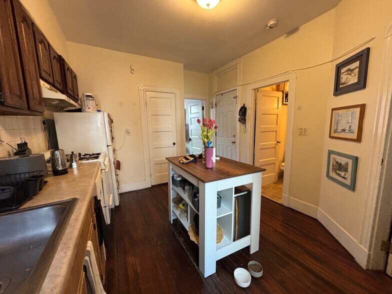 Building Photo - 8 Grove St