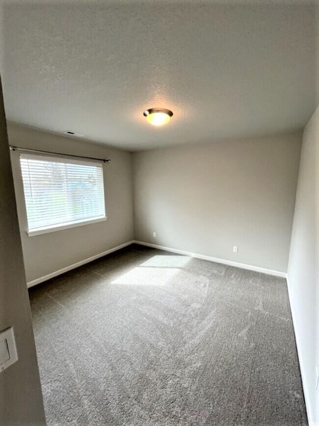 Building Photo - 4 Bedroom 2.5 Bath Home Carlton OR
