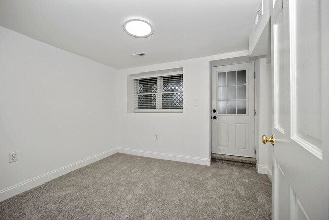 Building Photo - Sunlit & Fully Updated 2BR/1BA Condo in the Heart of U Street Corridor