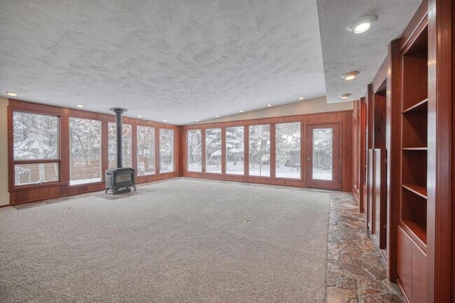 Building Photo - 225 E 25th St