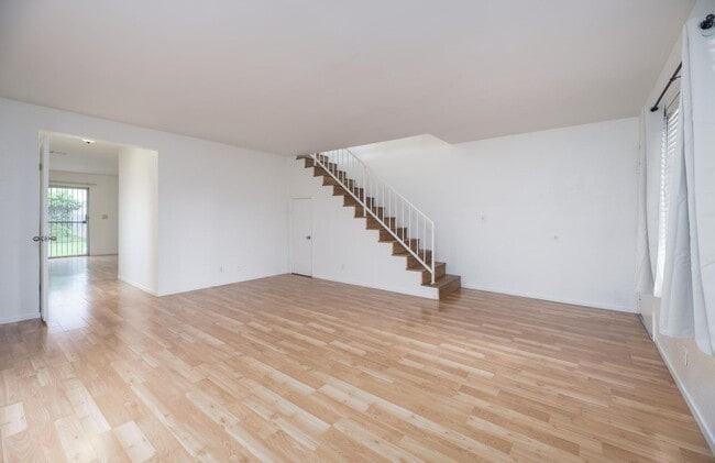 Building Photo - Charming Artesia Gem!