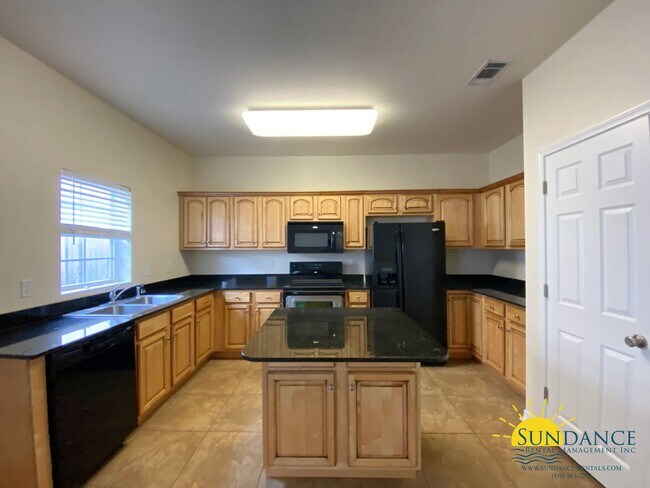 Building Photo - Beautiful 3 Bedroom Townhouse Near Hurlburt Field!