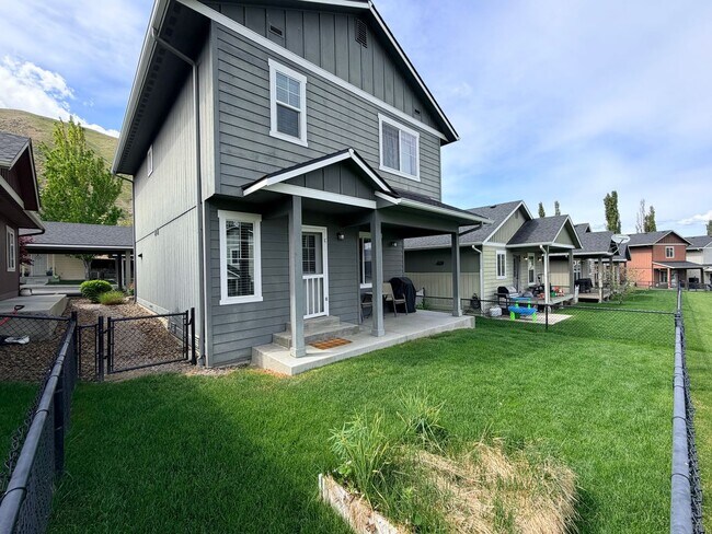 Building Photo - Short term, fully furnished home! 3 bed, 2.5 bath, central a/c, w/d, d/w, covered parking, great ...