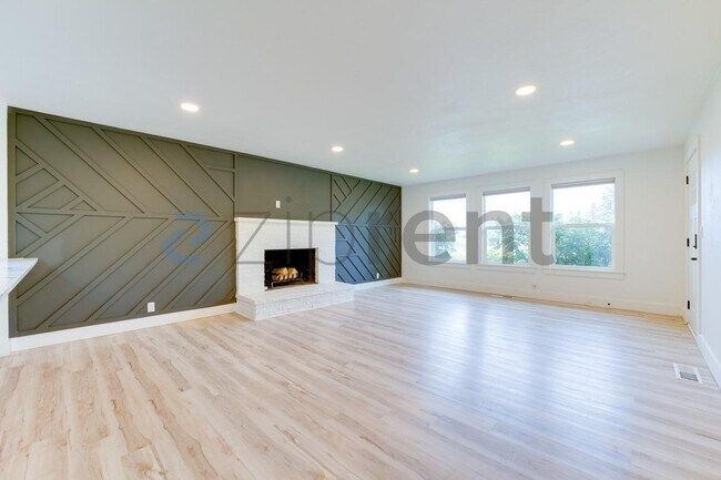 Building Photo - Unit