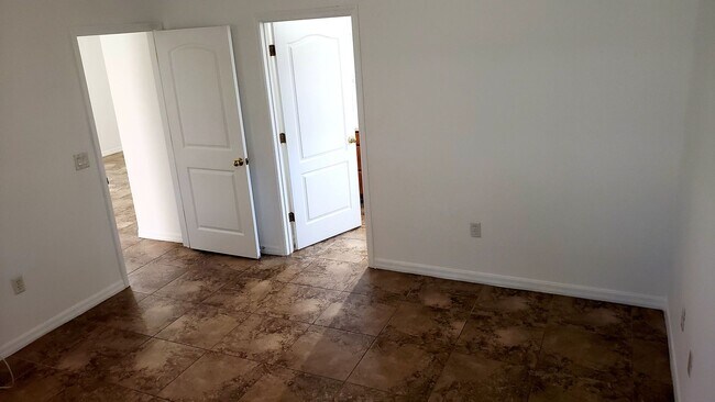 Building Photo - 3 bed 2 bath home