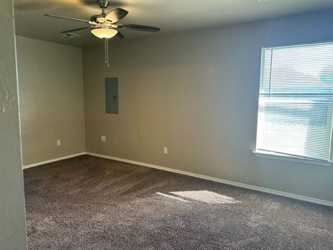 Building Photo - Great Duplex with Open Floor Plan - Wood Laminate Floors in Living