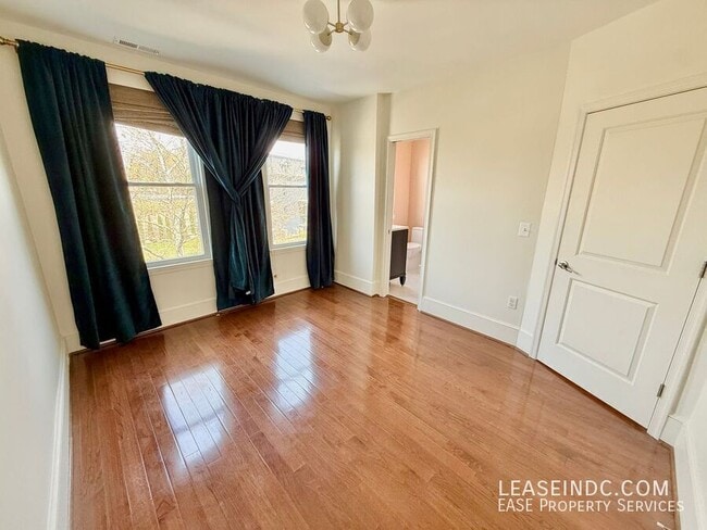 Building Photo - 159 V St NE