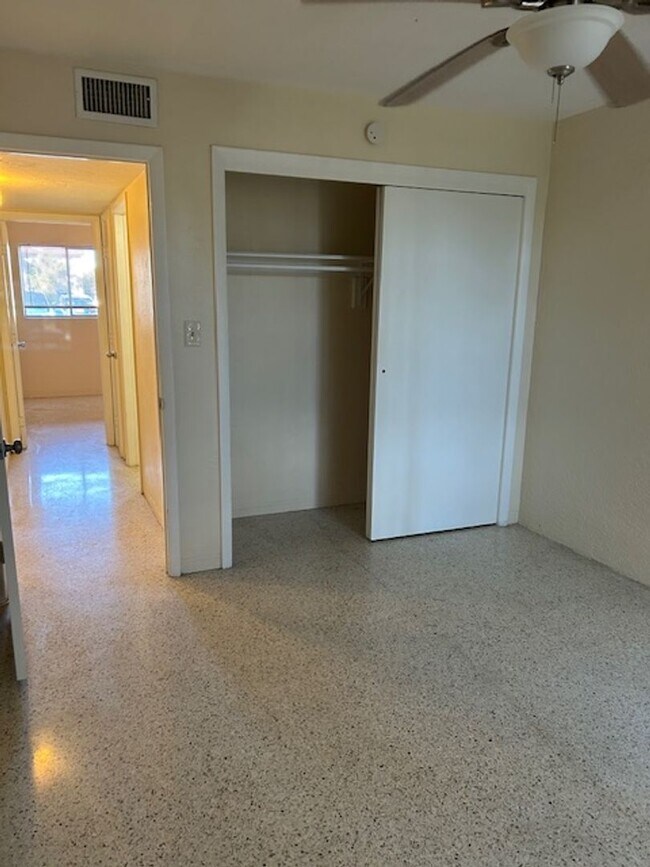 Building Photo - Well maintained 1/1 centrally located