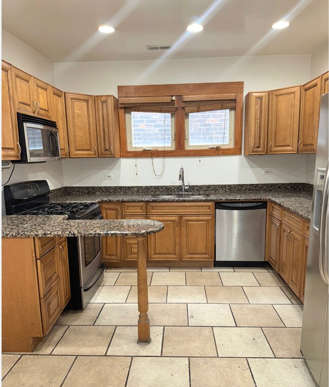 Building Photo - 1814 W Pershing Rd