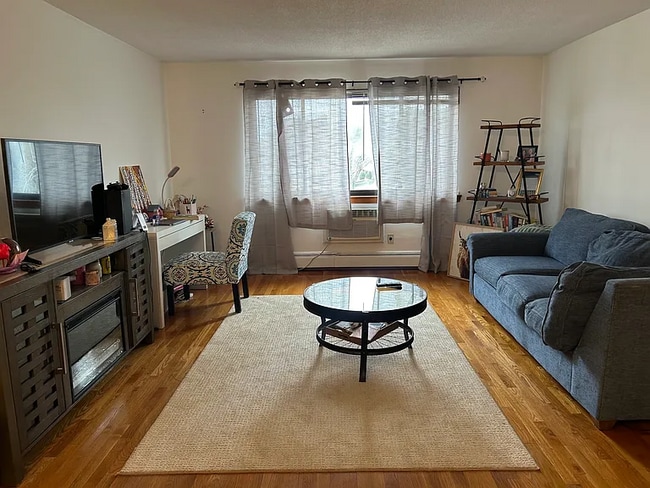 Building Photo - 11 Hallmark Gdns