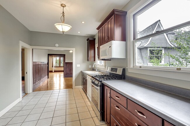 Building Photo - Perfect Blend of Piedmont Ave Energy & Tree-Lined Tranquility