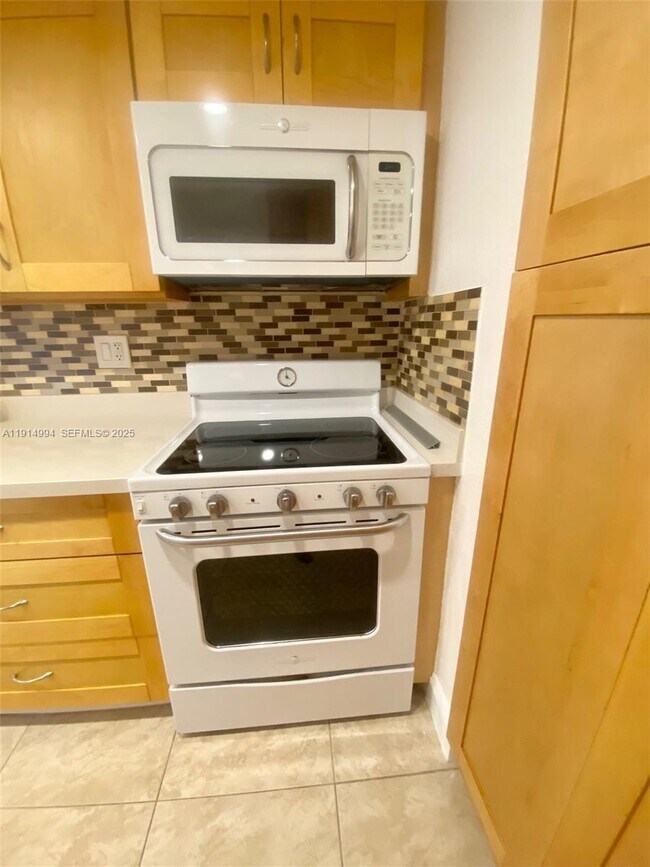 Building Photo - 6568 SW 41st Pl