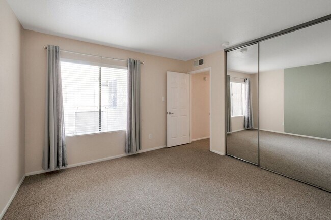 Building Photo - Stunning 2-bedroom, 2-bathroom house located in the desirable area of Scottsdale, AZ.