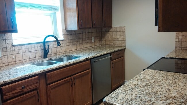 Building Photo - NORTHEAST COLONIAL PARK CONDOMINIUM