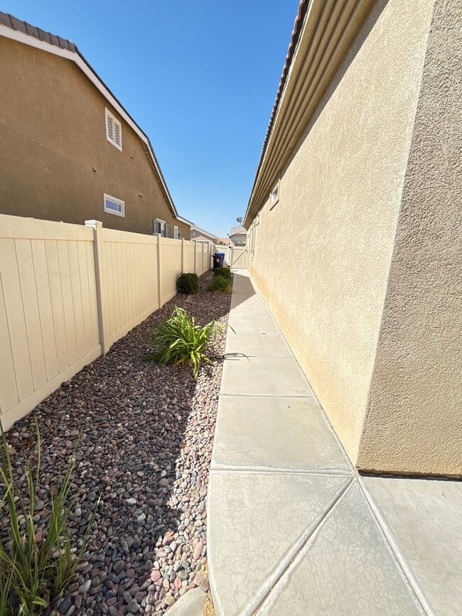 Building Photo - Del Web Rental 2 Bedroom
