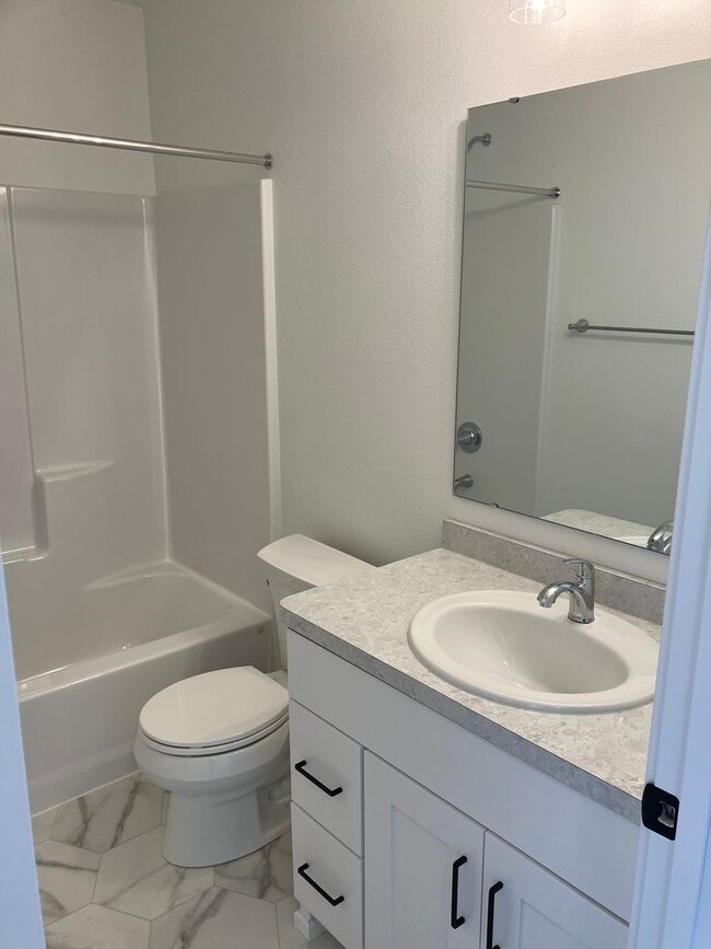 Building Photo - 3 Bed 3 Bath Twin Home