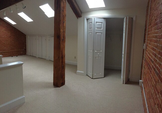 Building Photo - 10 State St