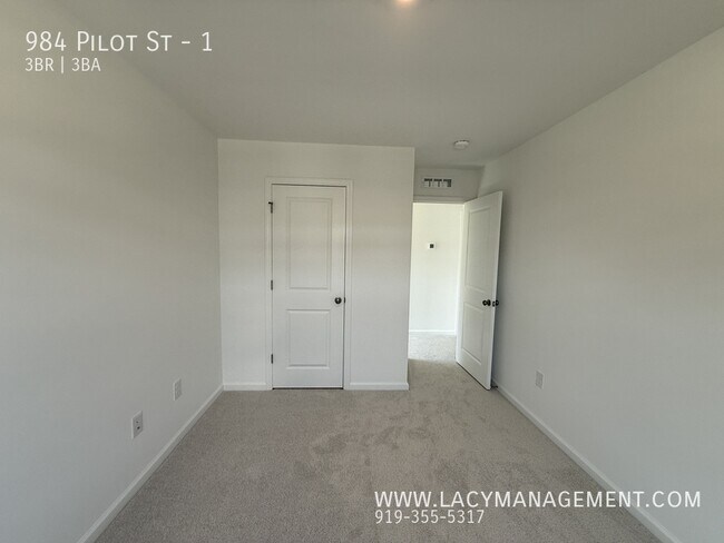 Building Photo - 984 Pilot St