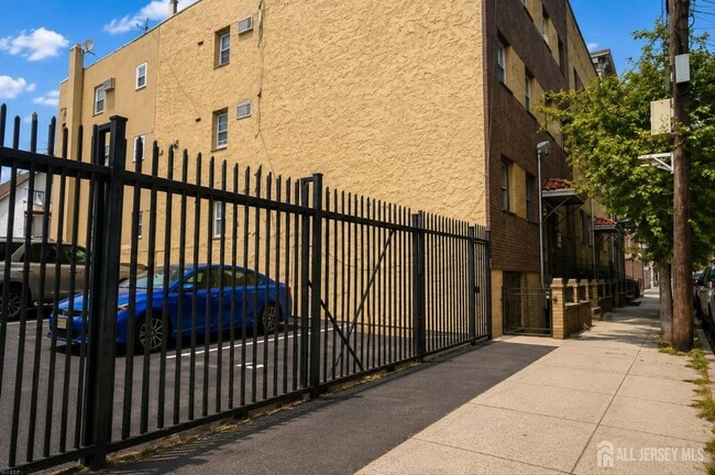 Building Photo - 600 N 6th St