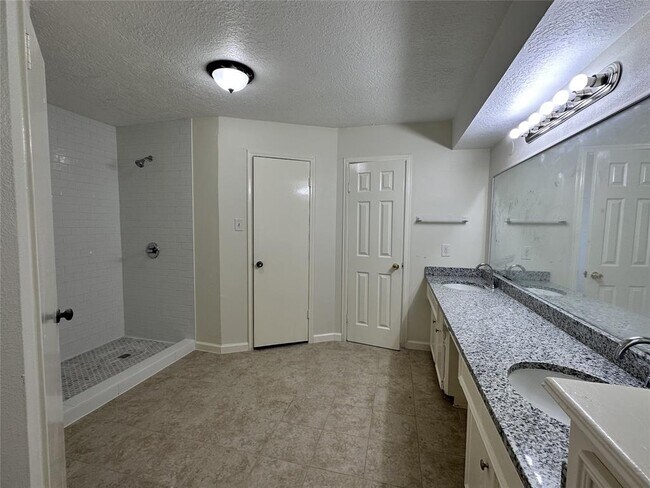 Building Photo - 7703 Braesridge Ct