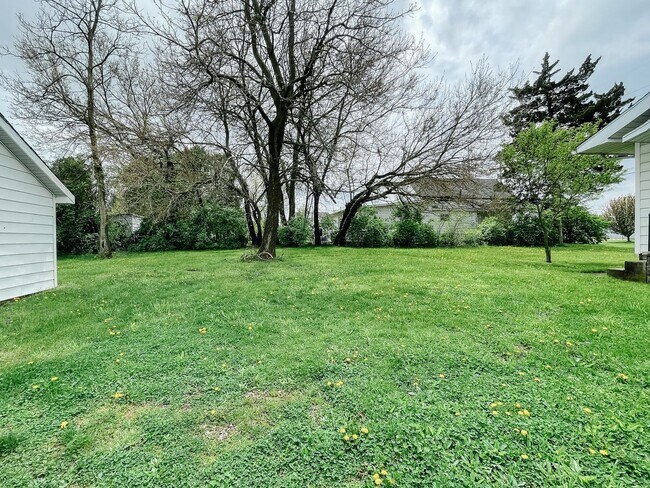 Building Photo - Pet-Friendly 2 Bedroom Home Near Downtown Muncie! W/D Hookups!