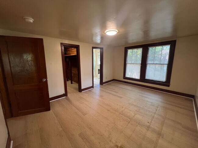 Building Photo - 4 bedroom 4 bathroom off Veterans Memorial...
