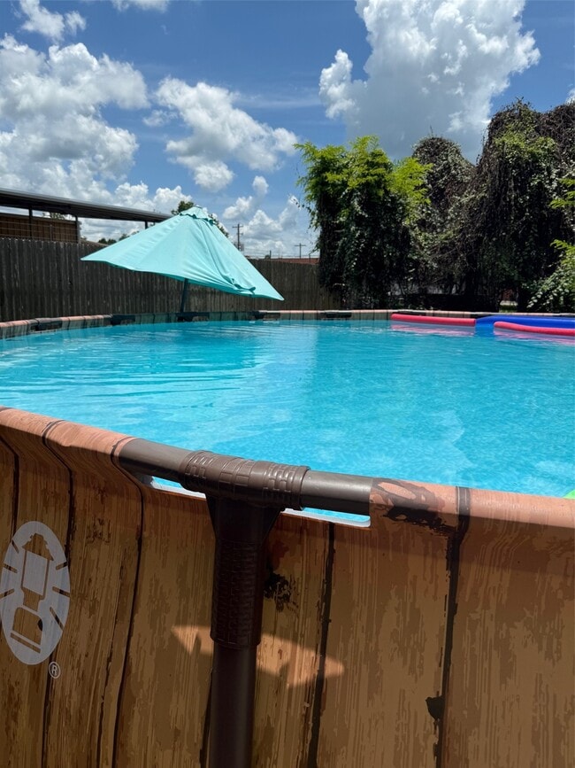 Building Photo - 212 N Resident St