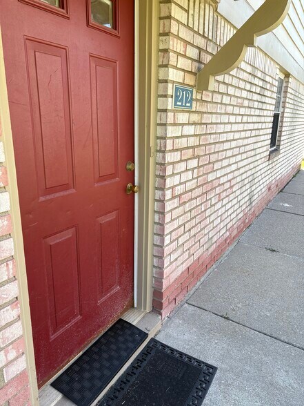 Primary Photo - 212 Princeton Dr