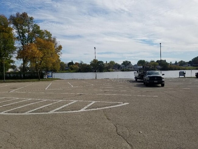 Building Photo - 522 W Maple Ave