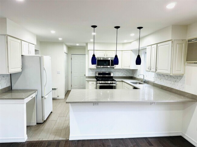 Building Photo - 26 Sallys Ln