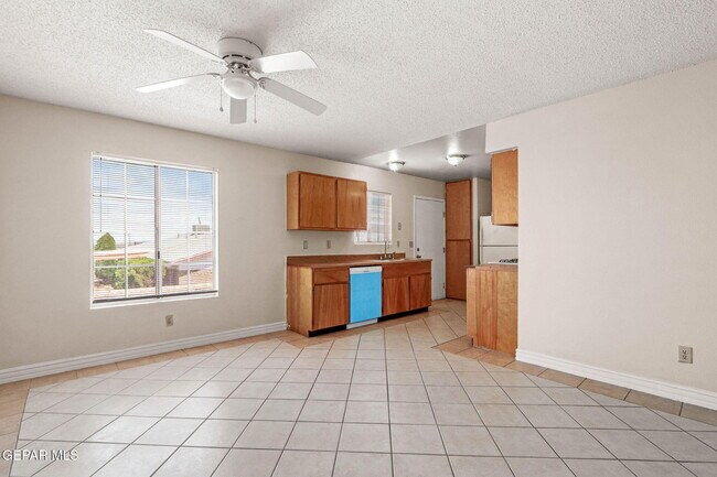 Building Photo - 8920 Leo St
