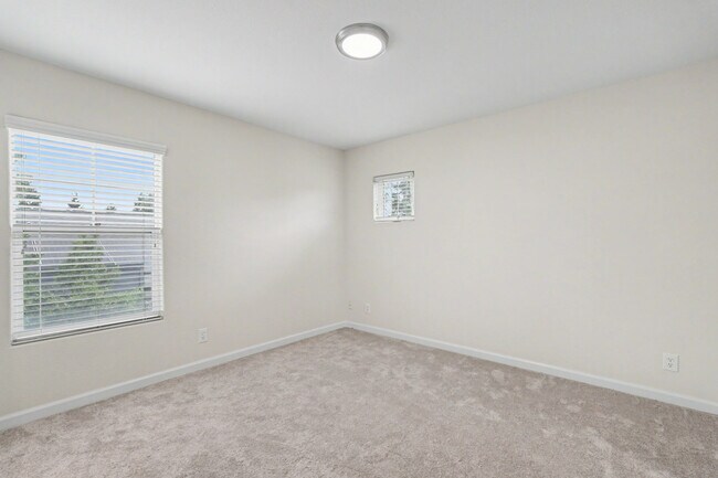 Building Photo - 808 Lenzen Ave