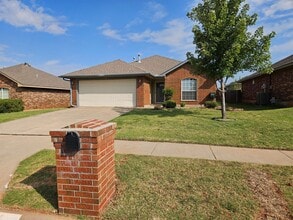 Building Photo - (3) Bed/(2) Bath in S Moore Avail NOW! Pet...