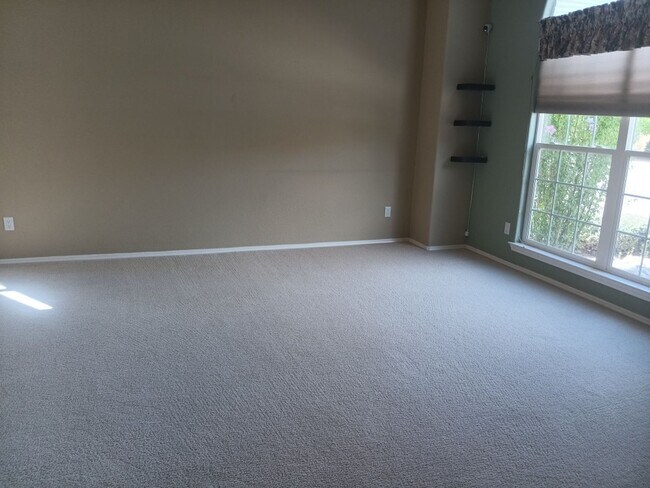 Building Photo - 5 bedrooms, 3 Bath House! Located On NE Si...