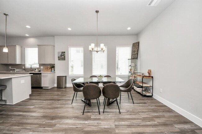 Building Photo - 1743 Cove Cres Ct