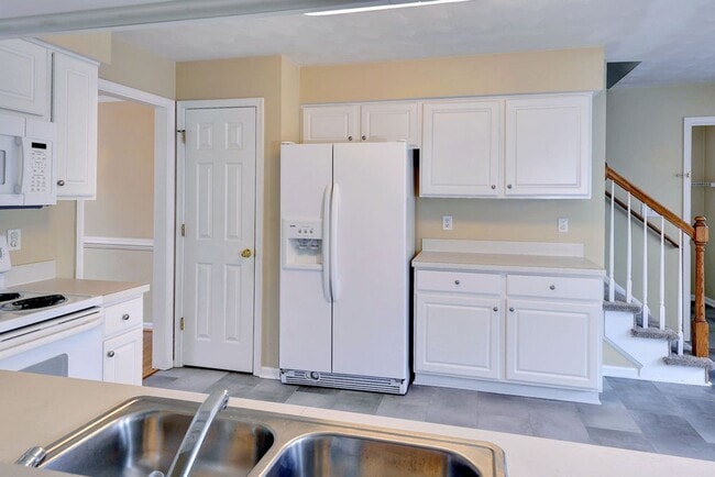 Building Photo - Spacious & Updated Hampton Home