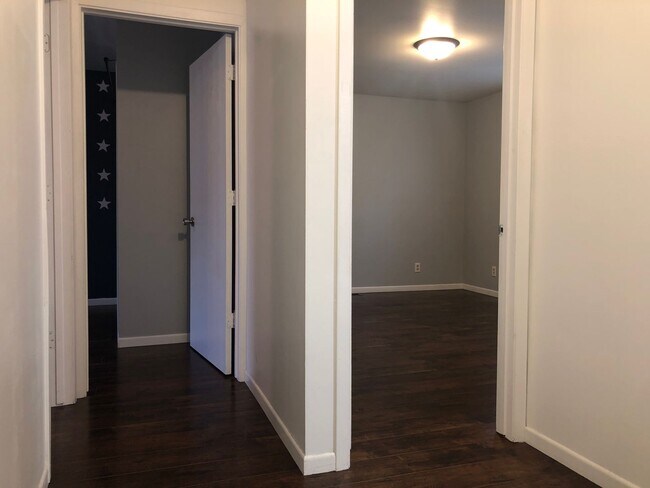 Building Photo - Beautiful Home next to Paddock Lake (3BR/1.5BA)